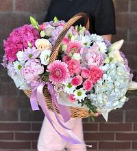 Цветочная композиция из Розы, Хризантемы, Пионы и Лизиантусы в корзине в Зубовой Поляне