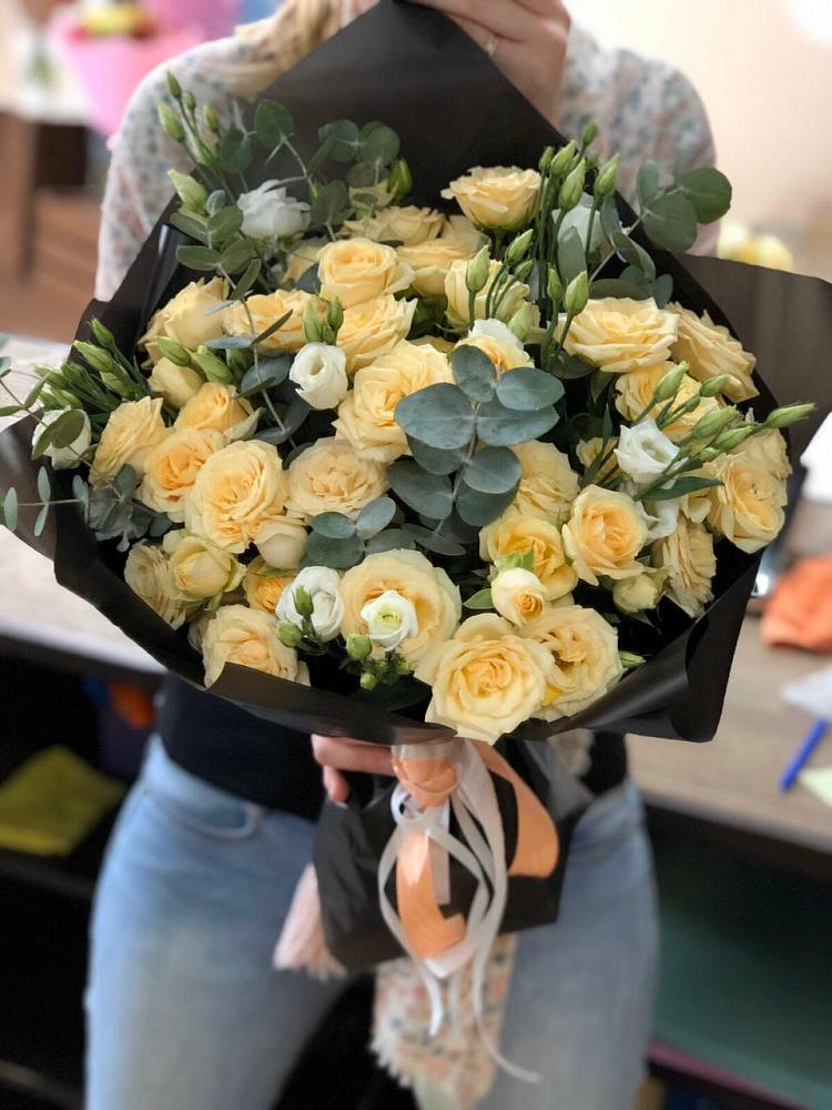 Букет цветов из: Розы и Лизиантусы в Зубовой Поляне