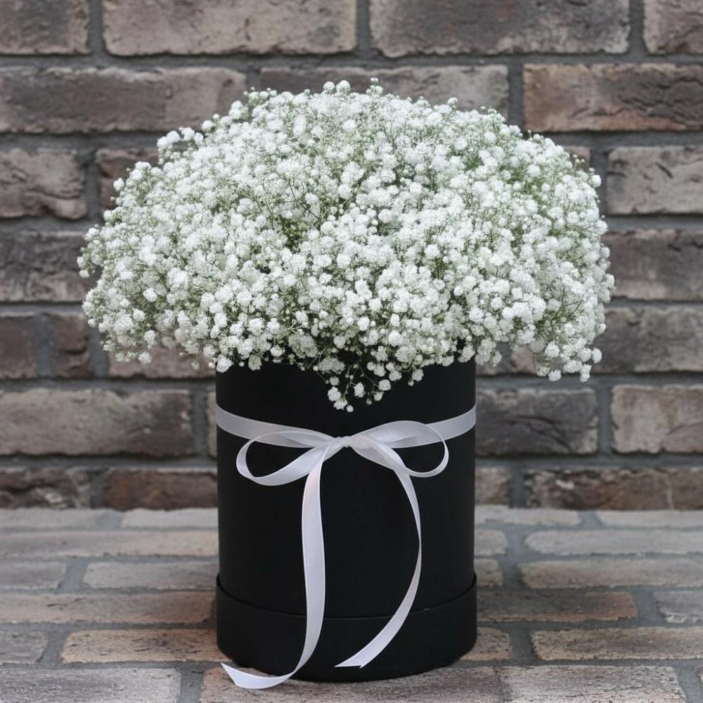 Цветочная композиция из Гипсофила в шляпной коробке в Зубовой Поляне