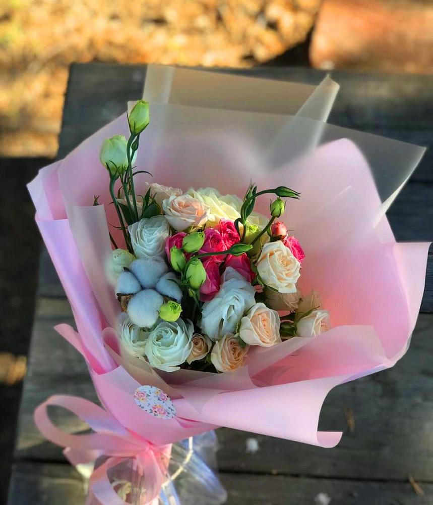 Букет цветов из: Розы и Лизиантусы в Зубовой Поляне