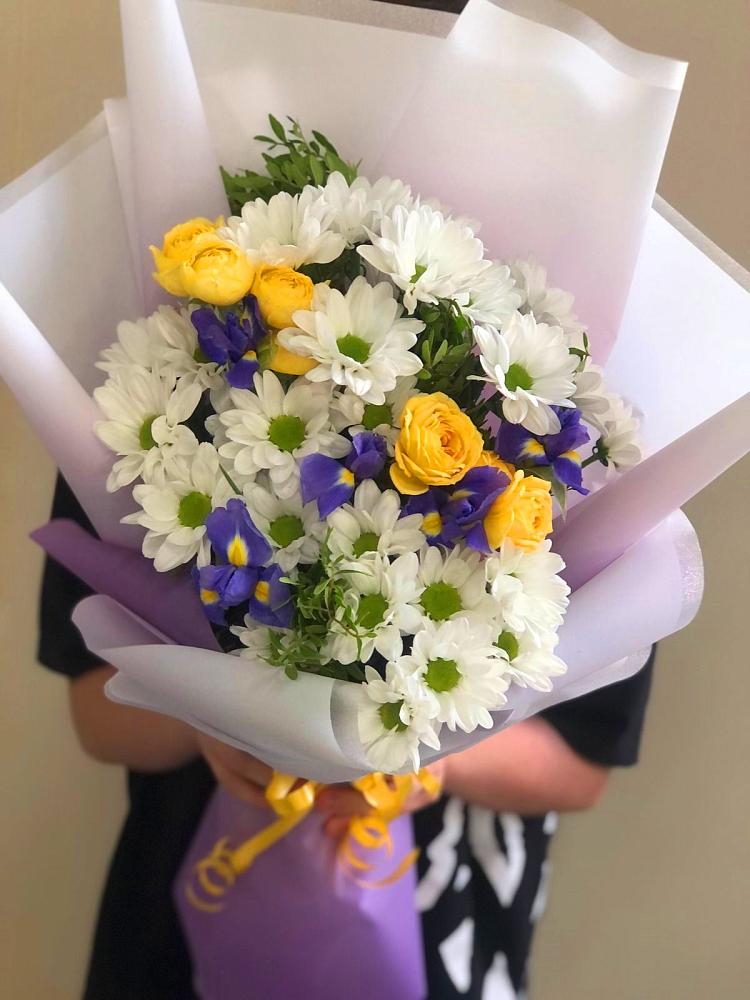 Букет цветов из: Ирисы, Хризантемы и Розы в Зубовой Поляне