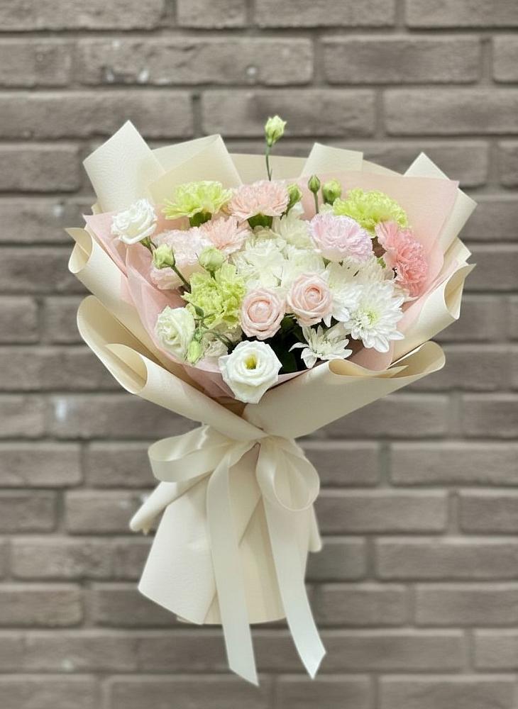 Букет цветов из: Гвоздики, Розы, Лизиантусы и Хризантемы в Зубовой Поляне