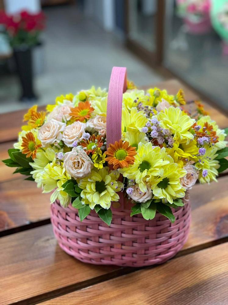 Цветочная композиция из Хризантемы и Розы в корзине в Зубовой Поляне