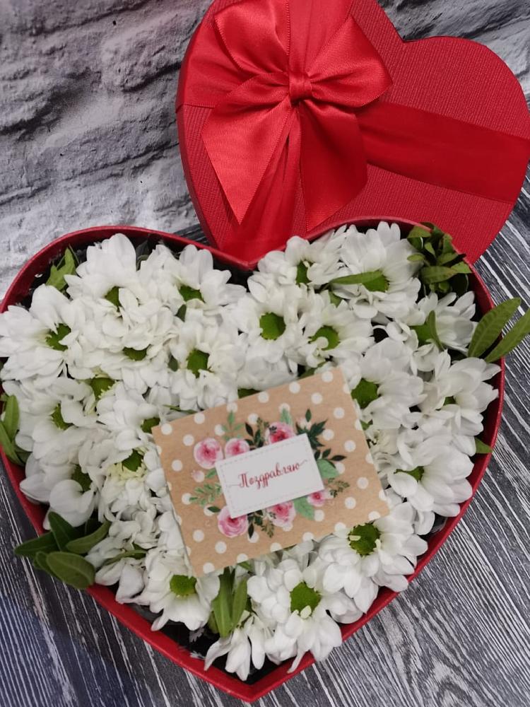 Цветочная композиция из Хризантемы в виде сердца в Зубовой Поляне