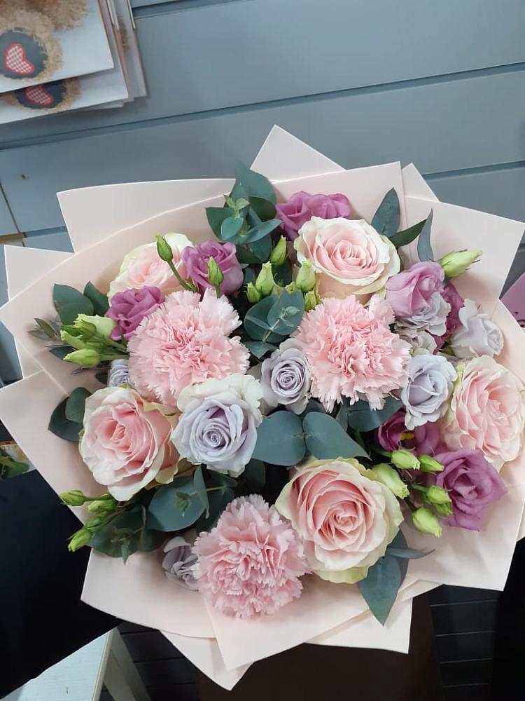 Букет цветов из: Розы, Гвоздики и Лизиантусы в Зубовой Поляне