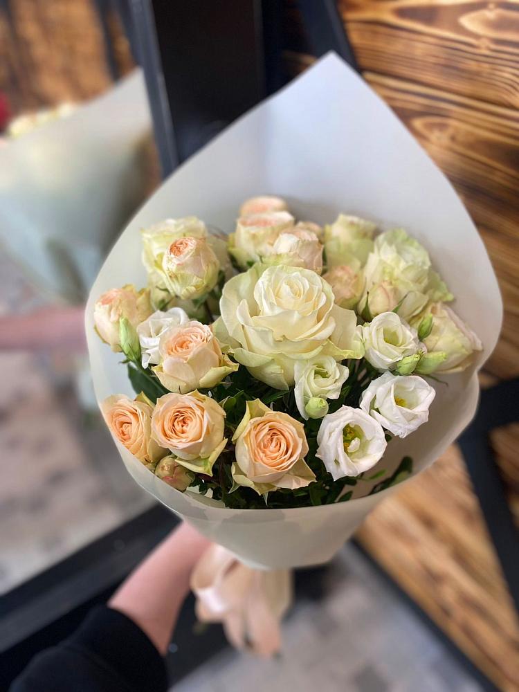 Букет цветов из: Розы и Лизиантусы в Зубовой Поляне